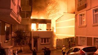 Beyoğlu'nda korku dolu anlar! 3 bina kullanılamaz hale geldi...