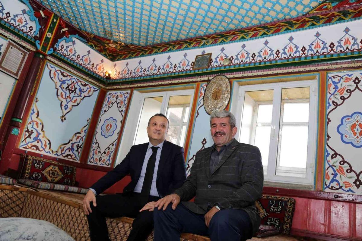 Vali Taşbilek usta ile &ccedil;ırağının 150 yıl &ouml;nce yaptığı k&ouml;y odalarını ziyaret etti