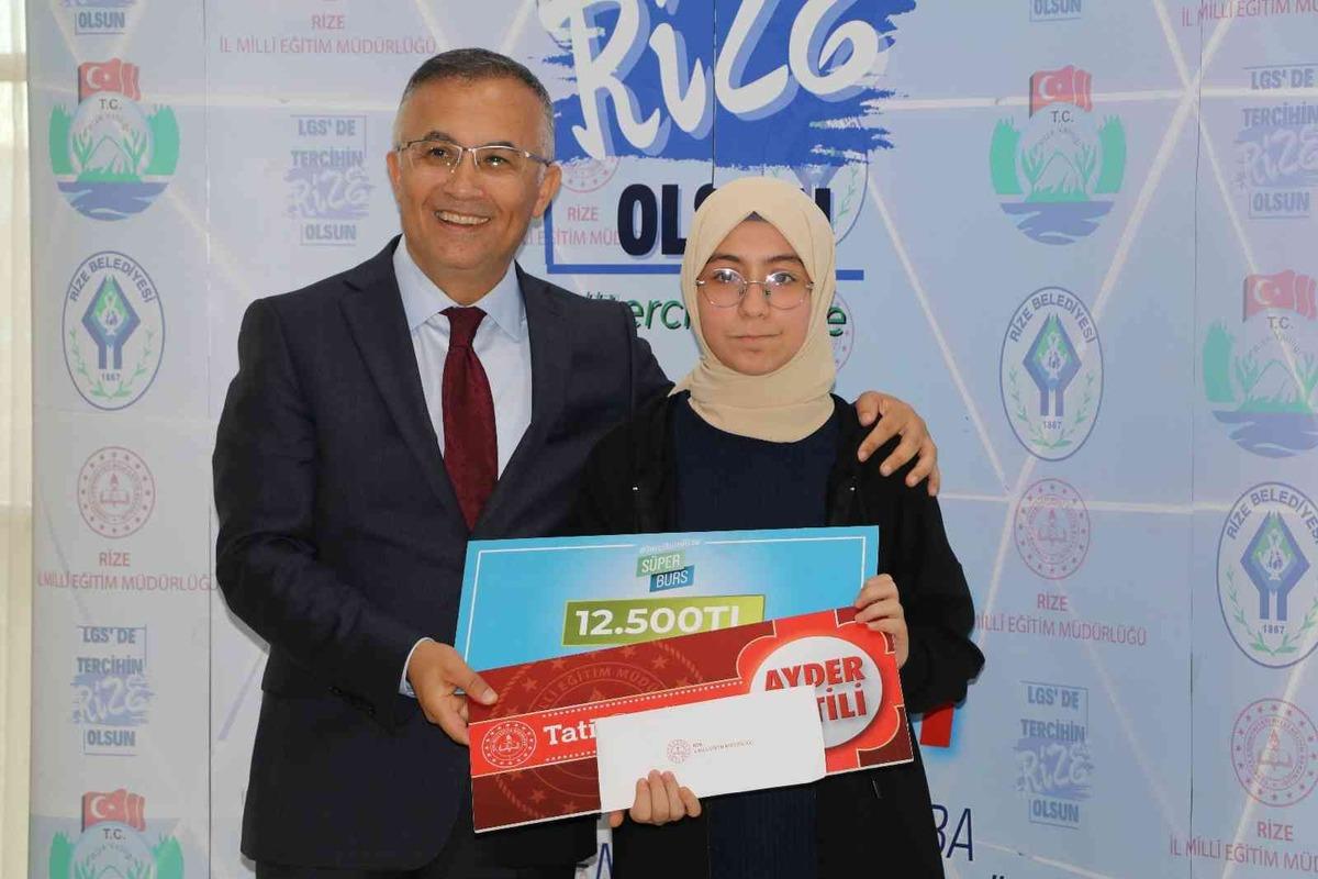 LGS&rsquo;de Rize&rsquo;yi tercih eden &ouml;ğrencilere &ouml;d&uuml;l verildi