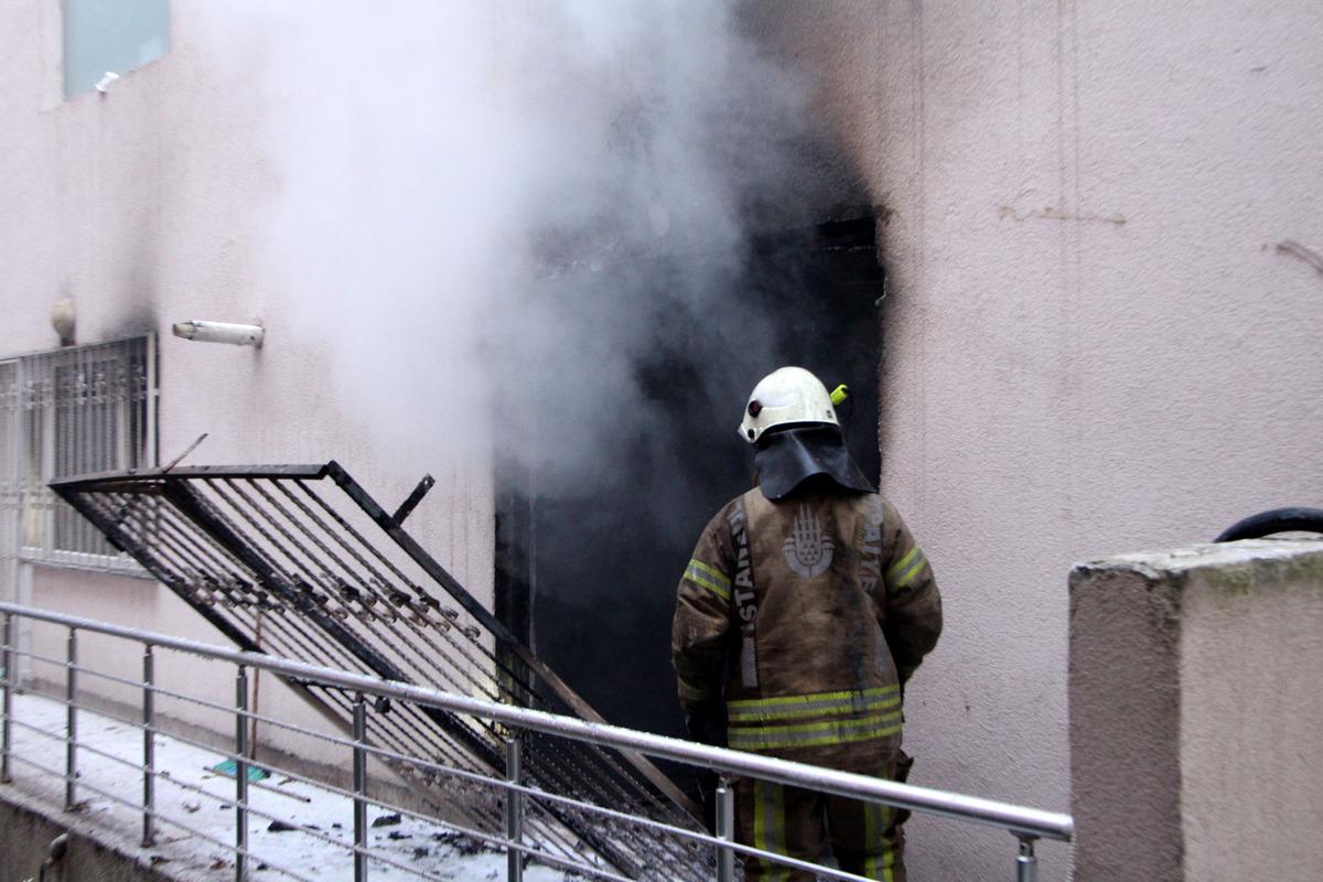 Şişli'de 4 katlı binada yangın: Mahsur kalanları itfaiye kurtardı