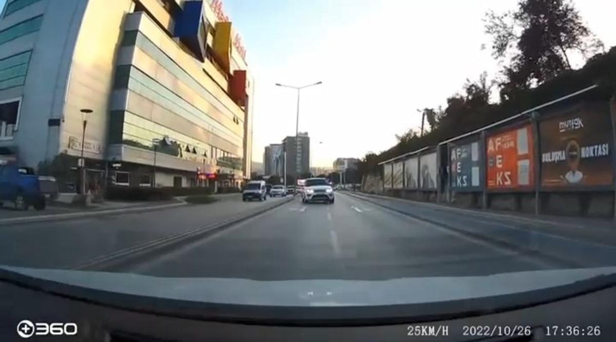 Trafikte bu s&uuml;r&uuml;c&uuml;lerin yaptıkları g&ouml;renler şaştı kaldı