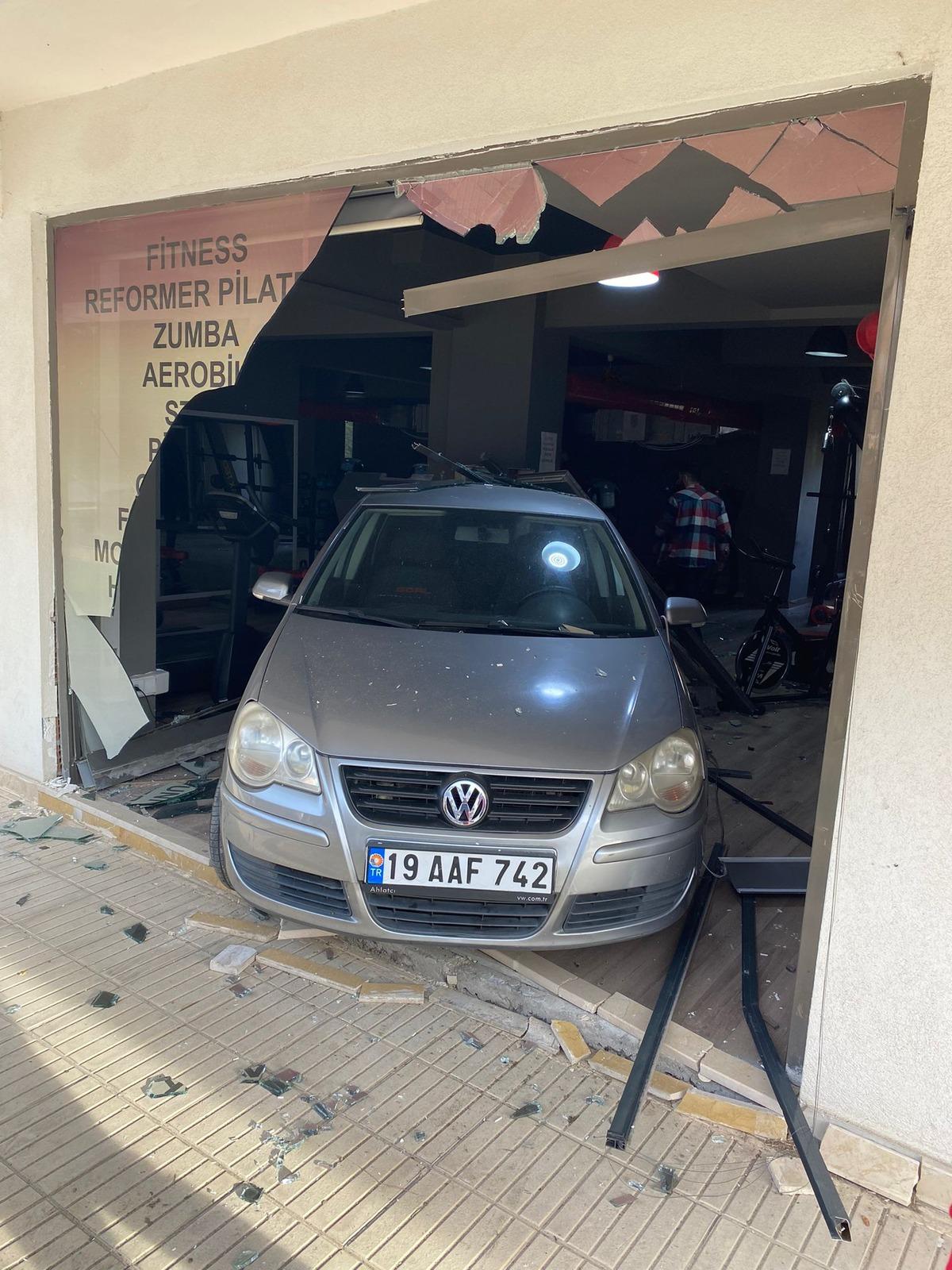 Fren yerine gaza basınca otomobille spor salonuna girdi; kaza kamerada
