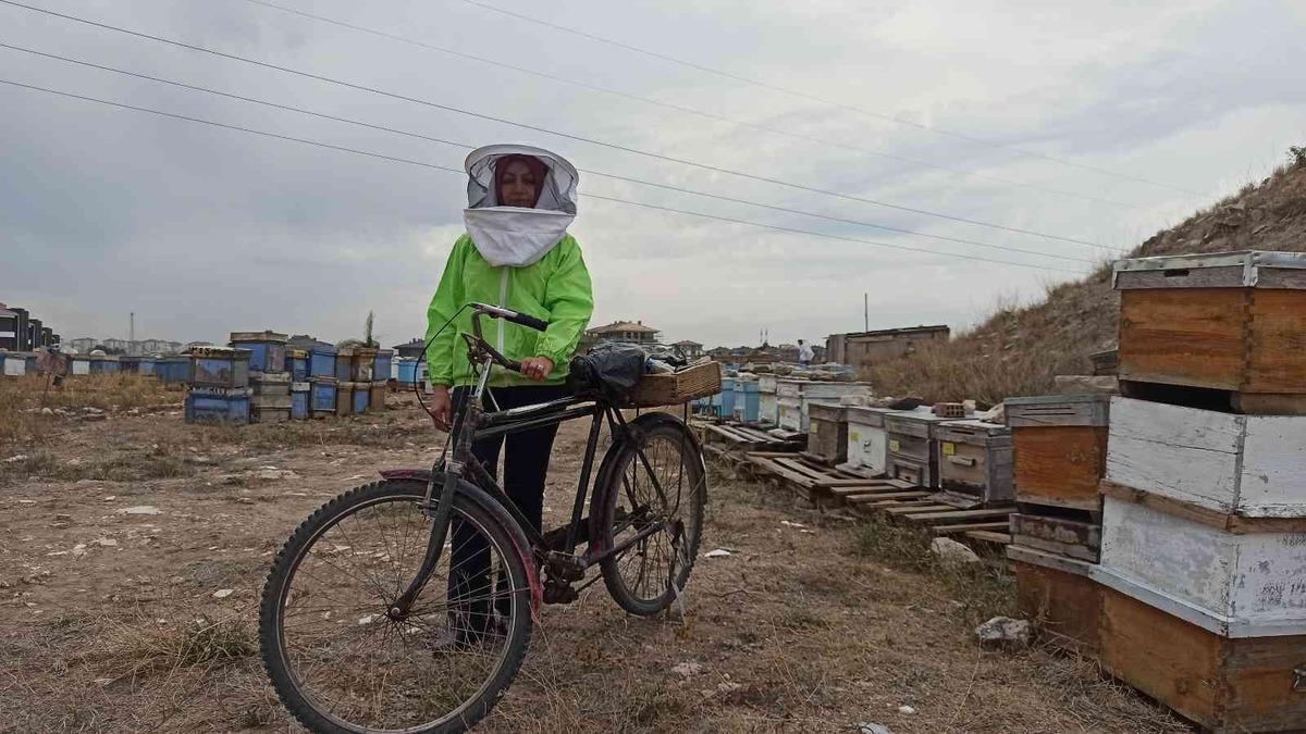 Kadın &uuml;retici bisikletiyle 90 kilometreyi aşıp &lsquo;arı&rsquo; gibi &ccedil;alışıyor