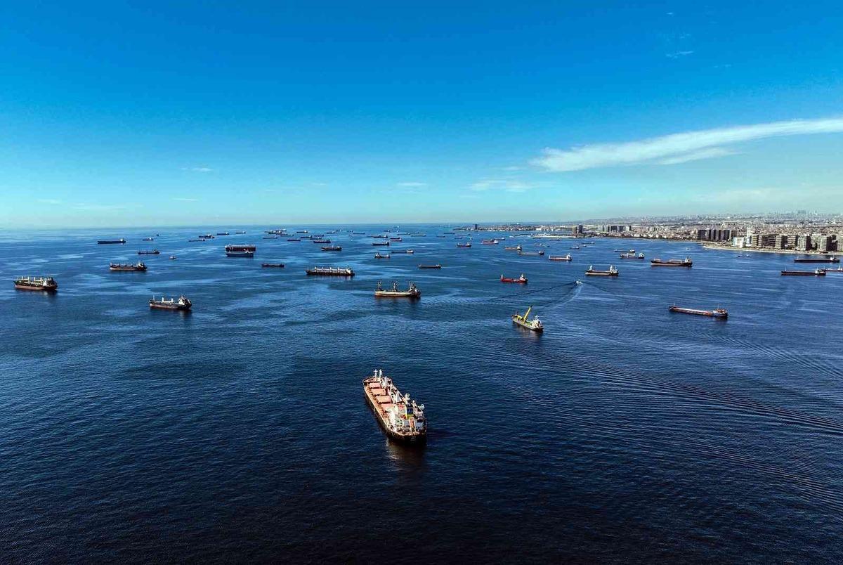 İstanbul&rsquo;un manzarasını gemiler kapattı