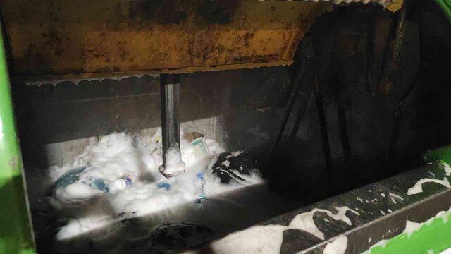 Çöp konteynerine atılan izmarit yangın çıkardı