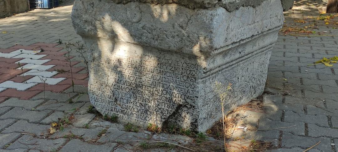 Bursalı k&ouml;yl&uuml; tarlasını s&uuml;rerken buldu! Taştaki yazının sırrını &ouml;ğrenince k&ouml;y meydanına koydular