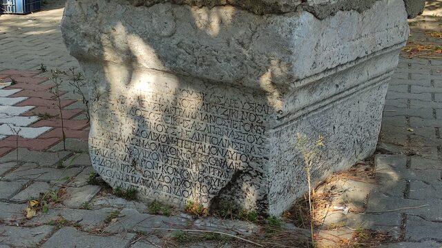 Bursalı köylü tarlasını sürerken buldu! Taştaki yazının sırrını öğrenince köy meydanına koydular