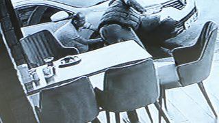 Tacizciye meydan dayağı kamerada! Paranın üzerine kalp çizip 'dünya güzeli' yazmış