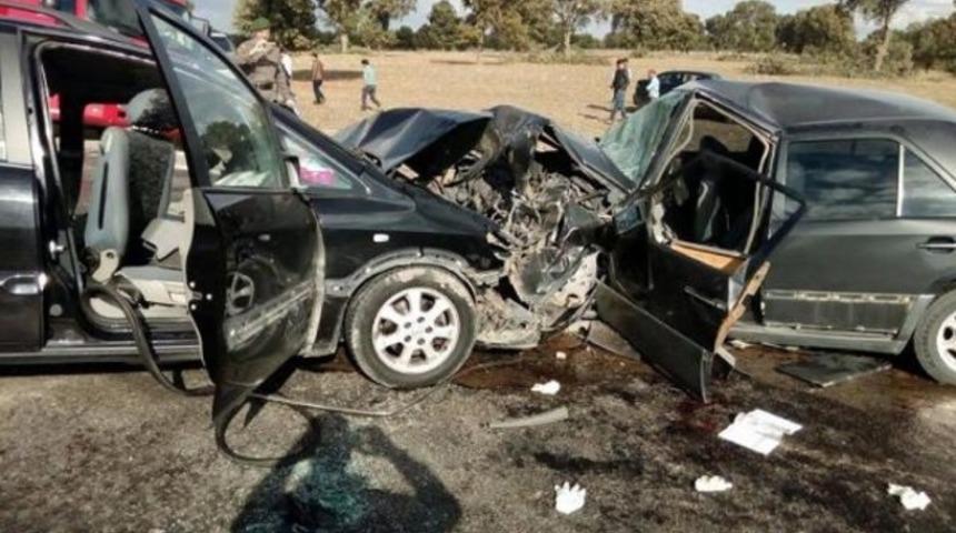 İki otomobil çarpıştı: 1 ölü, 9 yaralı