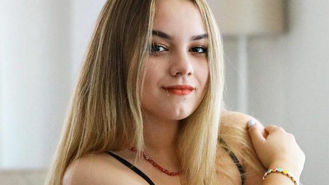 Enes Batur'un eski aşkı Başak Karahan kırmızı gecelikli pozlarını paylaştı! Dekolte vermekten çekinmedi