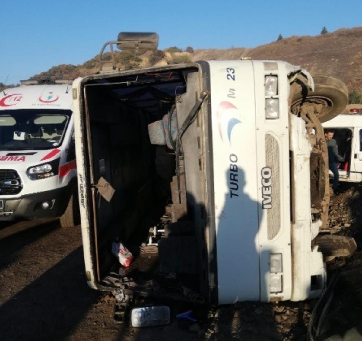 Tavşanlı&rsquo;da k&ouml;m&uuml;r madeni iş&ccedil;ilerini taşıyan servis devrildi: 11 yaralı