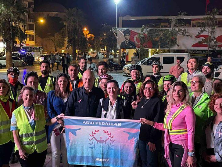 Meme kanserine dikkat çekmek için pedalladılar G4