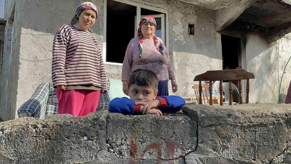Evleri yanan 5 yaşındaki Alperen, k&uuml;le d&ouml;nen eşyasına ağladı