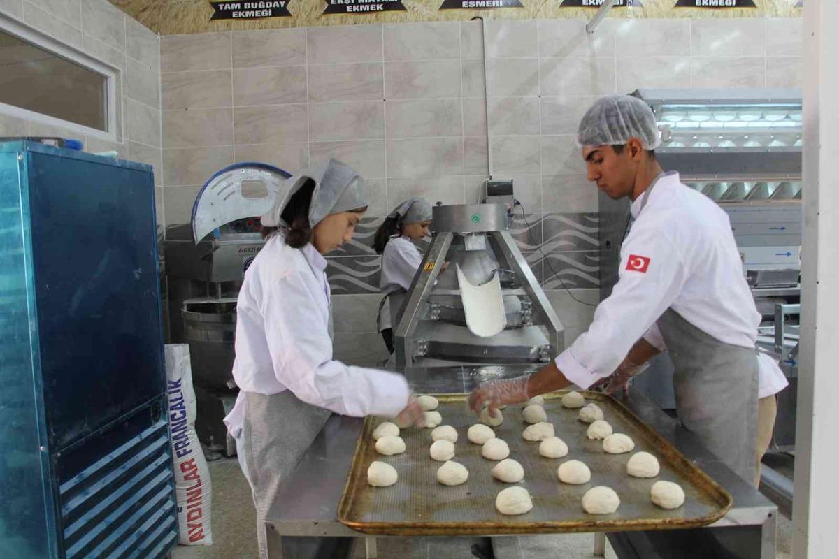 Fabrika gibi okul, &ouml;ğrenciler her g&uuml;n 12 bin ekmek &uuml;retiyor