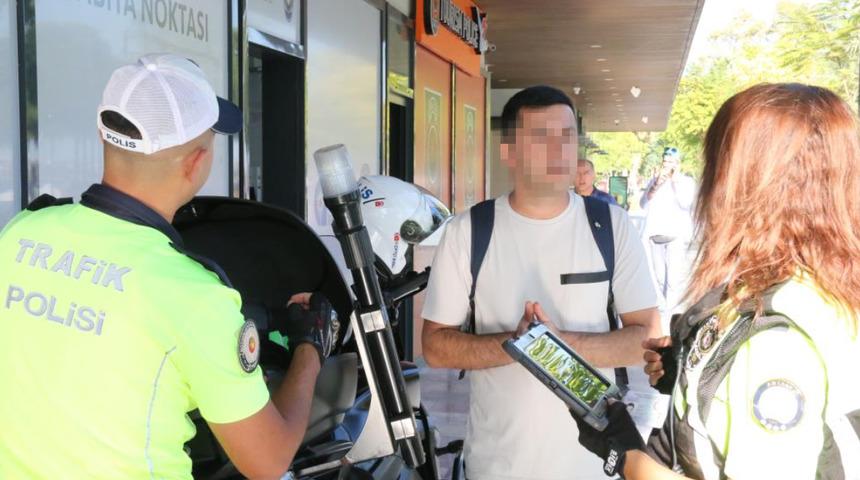 Scooter denetiminde ilginç anlar! Kimi görüntü alınmasını engelledi, kimi cezadan haberi olmadığını söyledi: 5 yıldır televizyon izlemiyorum