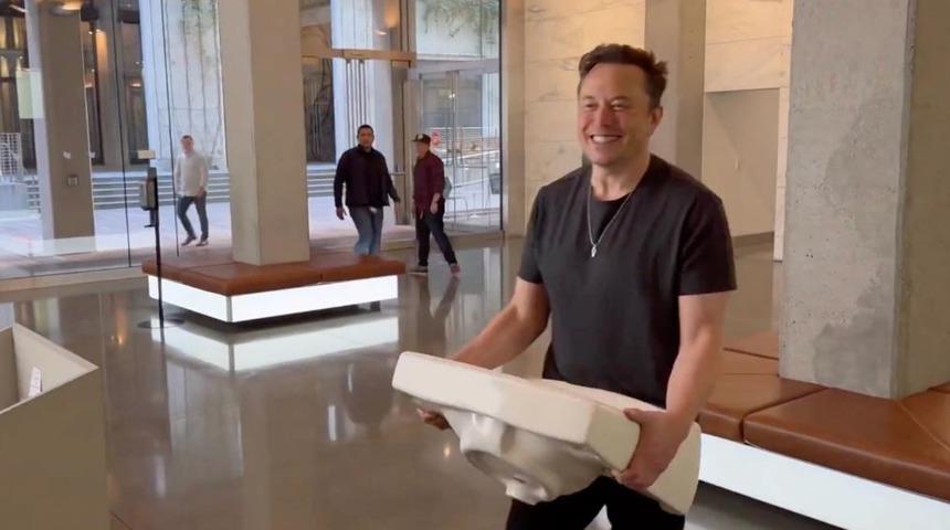 Twitter merkezine lavaboyla giren Elon Musk, çalışanların yüreğine su serpti!