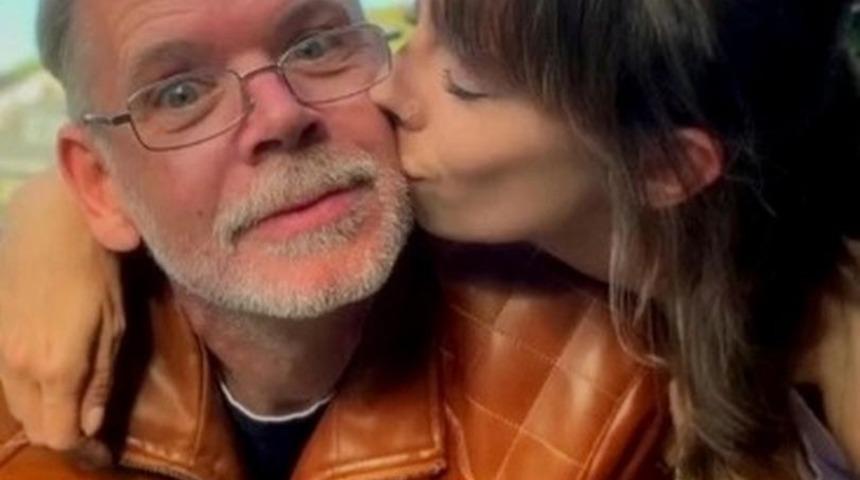 Aşklarını bir öpücükle ilan ettiler! ''Ben 25 yaşındayım o 50 yaşında ama...''