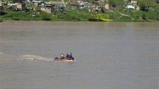 Oy vermeye botlarla gittiler