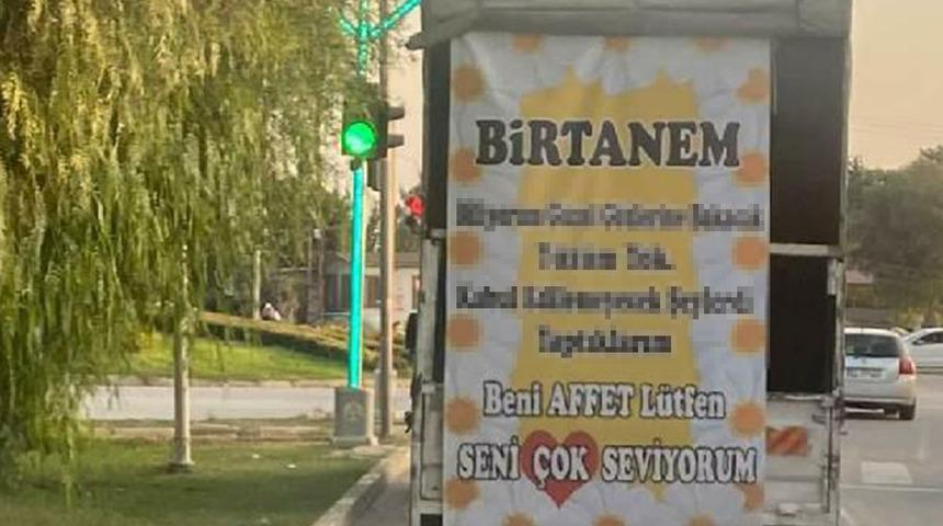 Sosyal medya bu romantiği konuşuyor: Kamyonetinin arkasına astığı pankartı gören bir daha baktı! 'Güzel gözlerine bakacak yüzüm yok...'