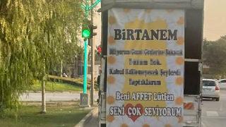 Sosyal medya bu romantiği konuşuyor: Kamyonetinin arkasına astığı pankartı gören bir daha baktı! 'Güzel gözlerine bakacak yüzüm yok...'