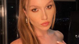 Duygu Özaslan Cadılar Bayramı tarzıyla nefes kesti! Göğüs dekolteli pozlarına yorum yağdı