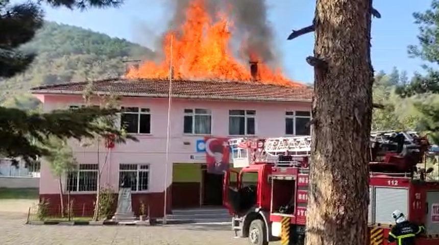 Bir anda alevler yükseldi! Öğrenciler o sırada dersteydi...