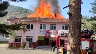 Bir anda alevler yükseldi! Öğrenciler o sırada dersteydi...