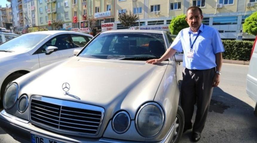 Firari emniyet m&uuml;d&uuml;r&uuml;n&uuml; ihbar edene otomobilini bağışlayacak