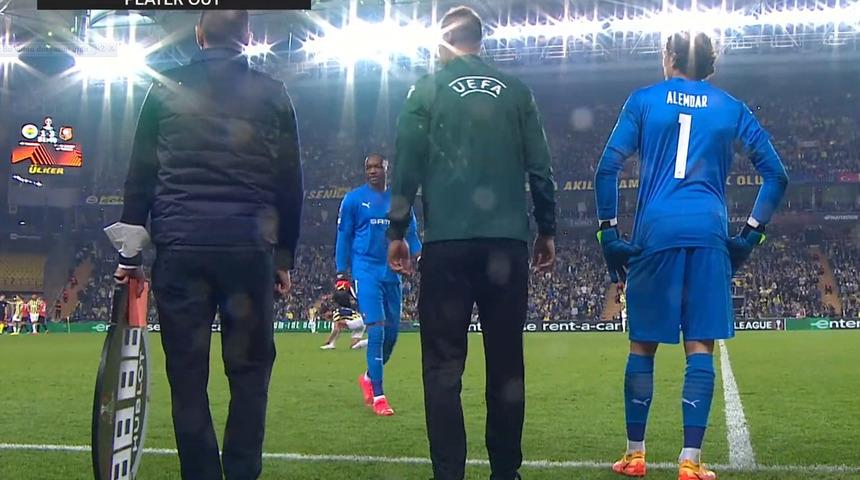 Fenerbahçe maçında oyuna devam edemedi! Türk kaleci Doğan Alemdar oyuna girdi...