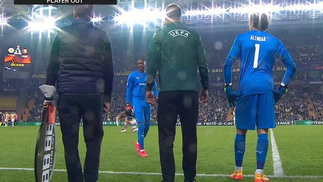 Fenerbahçe maçında oyuna devam edemedi! Türk kaleci Doğan Alemdar oyuna girdi...