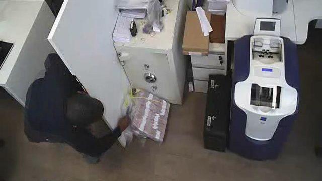 İstanbul'da yaşandı! Paraları çuvalla götürmüşlerdi... Bankadaki akılalmaz hırsızlıkta yeni gelişme: Görüntüler de ortaya çıktı