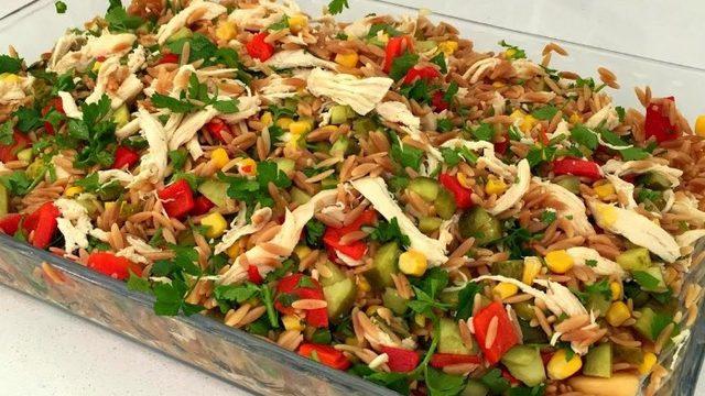 Tadına doyulmayan tavuklu arpa şehriye salatası tarifi! Evde kolay tavuklu şehriye salatası nasıl yapılır, malzemeleri neler?