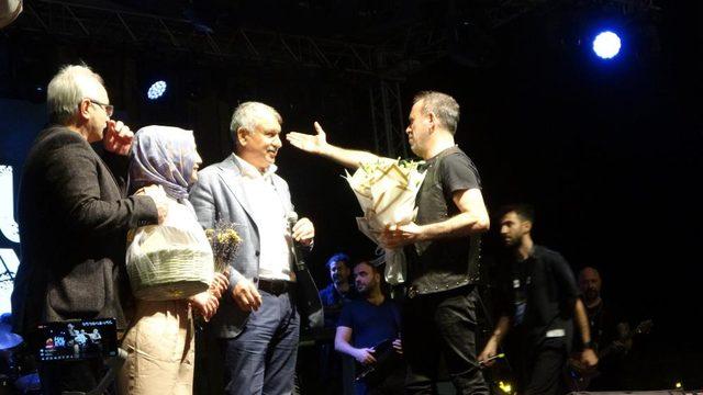 Haluk Levent, Cumhuriyet Bayramı kutlamaları kapsamında Adana Kozan'da hayranlarıyla buluştu