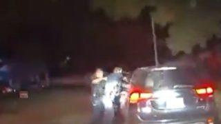 Aksiyon filmlerini aratmayacak görüntüler! Polisin arabaya yaklaştığı anlarda silahı çeken şüpheli kurşunların hedefi oldu