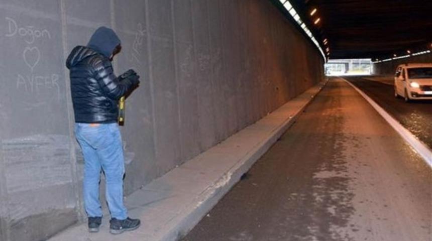 Duvara sevgilisinin ismini yazan liseliye polis şoku