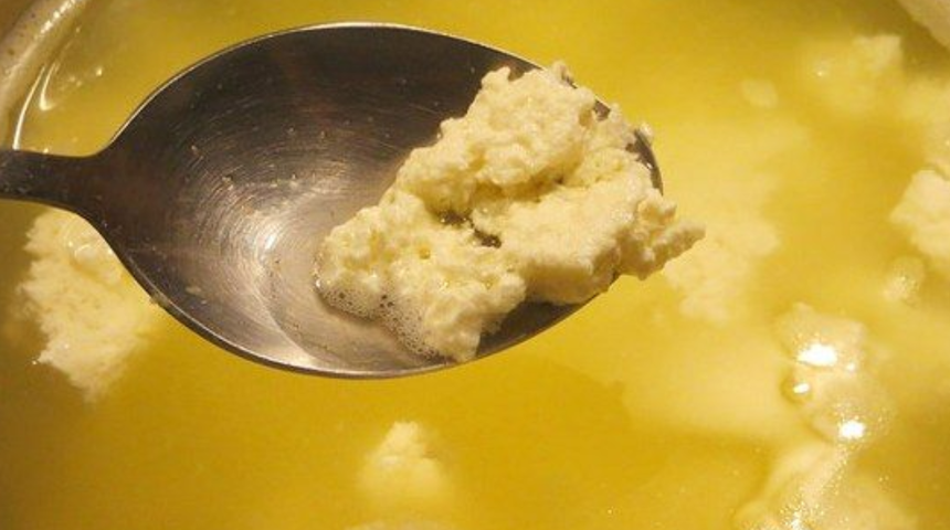 Dökmeden önce tekrar düşünün: Faydaları şaşırtıyor! Peynir altı suyu nasıl kullanılır?