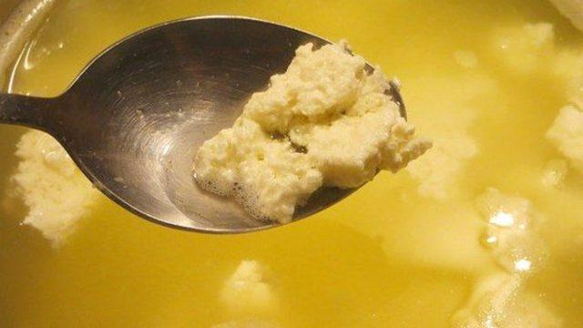 Dökmeden önce tekrar düşünün: Faydaları şaşırtıyor! Peynir altı suyu nasıl kullanılır?