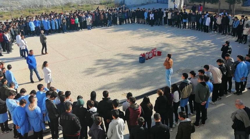 AFAD&rsquo;tan lise &ouml;ğrencileri ve okul personeline eğitim