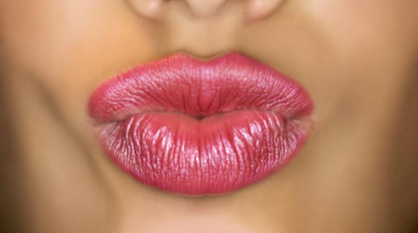 4 Dakikada &Ouml;p&uuml;lesi Dudaklar