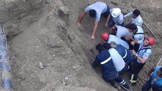 Toprak altında kalan işçiyi arkadaşları elleriyle kazarak kurtardı