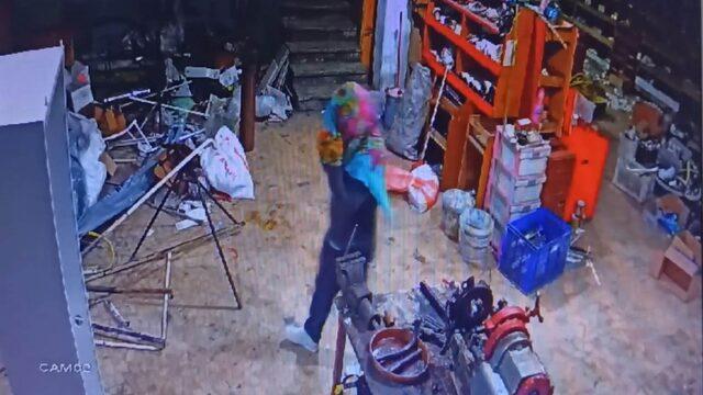 Şaşkına çeviren anlar! Acemi hırsız tanınmamak için neler yaptı neler