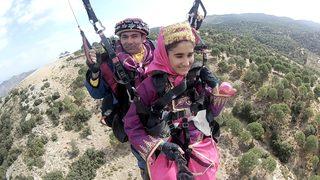 Cumhuriyet Bayramı’nı zeybek kıyafeti ile uçarak kutladılar