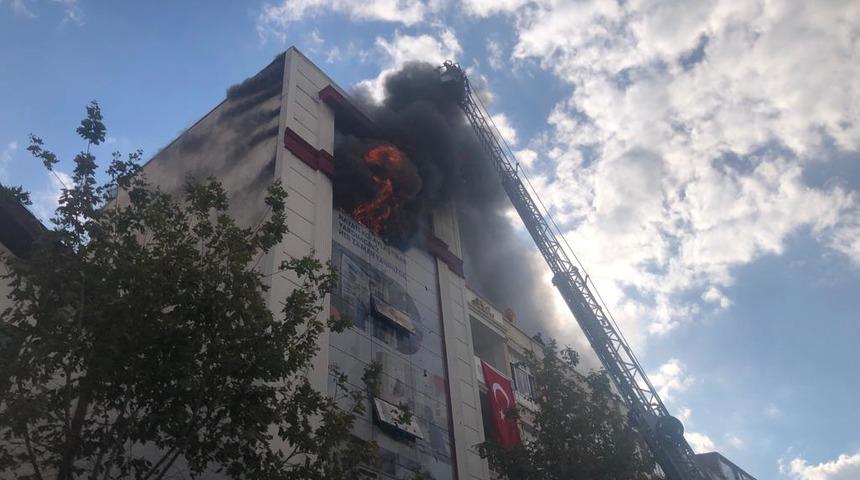 AVM'de korkutan yangın! 5 kişi dumandan etkilendi