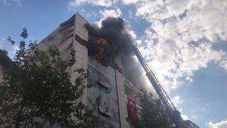 AVM'de korkutan yangın! 5 kişi dumandan etkilendi