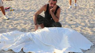 Eşeğini dünyaca ünlü plajda denize soktu! Bin pişman oldu... Turistler teselli etmeye çalıştı