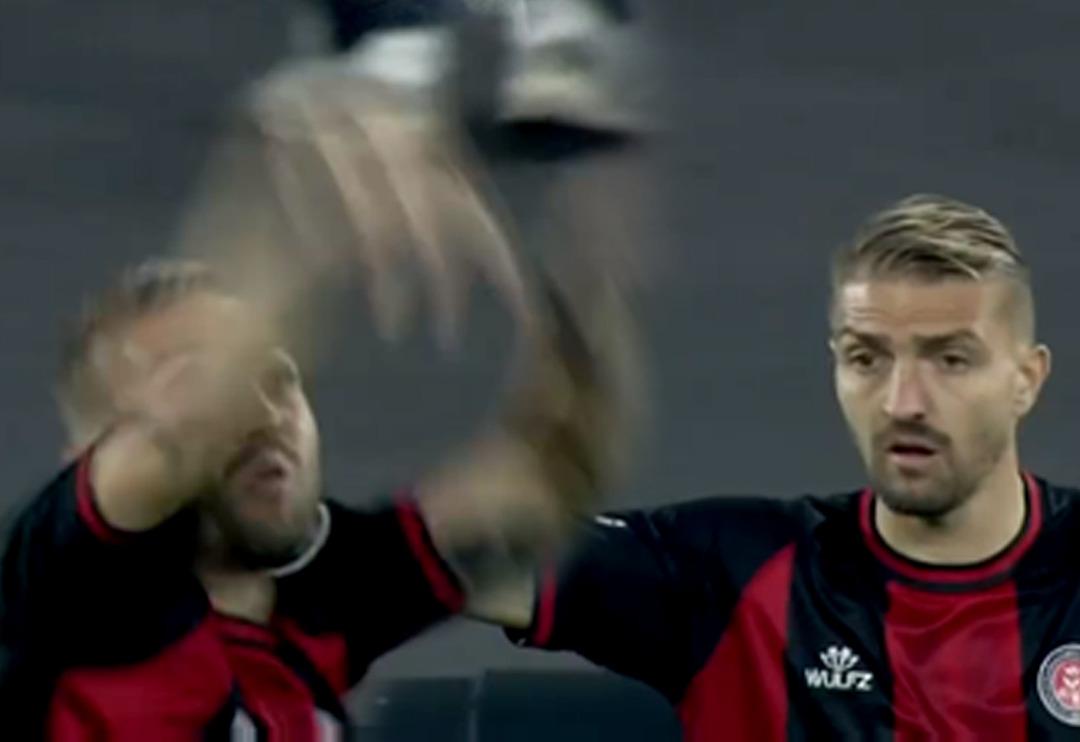 Galatasaray ma&ccedil;ında Caner Erkin'e yoğun tepki! Top ayağına değer değmez...