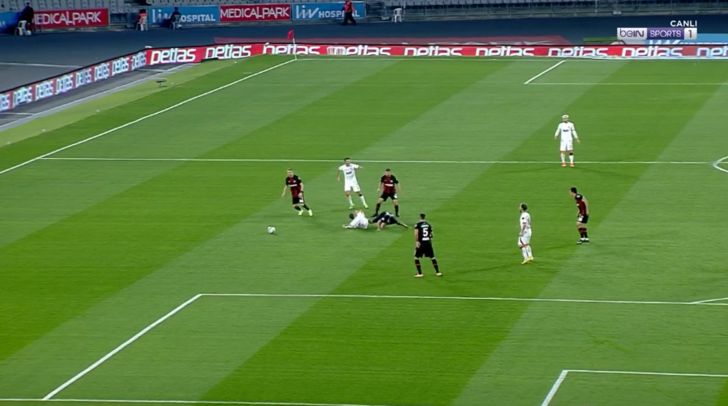 Galatasaray bu sezon ilki yaşadı! Kırmızı kart sonrası ortaya çıktı... G4