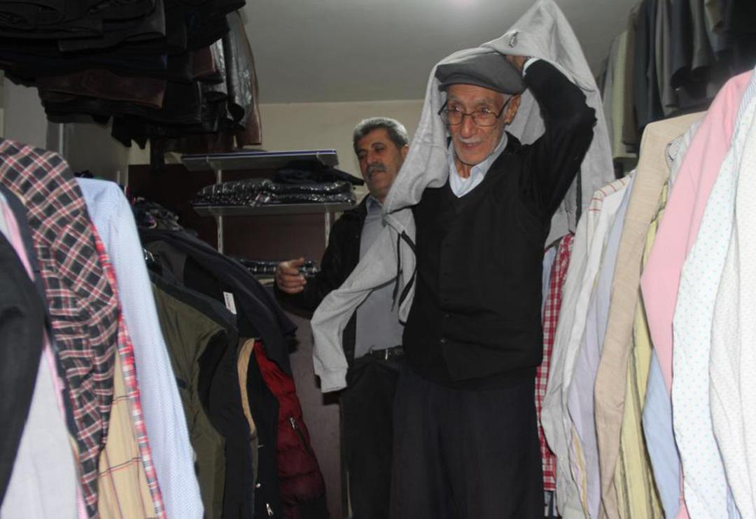 Artan fiyatlardan şikayet edenler oraya gidiyor! &Ouml;lm&uuml;ş kişilerin kıyafeti: 10 lira, 20 lira...