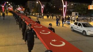 29 Ekim Cumhuriyet Bayramı için 1 kilometrelik bayrak! Vatandaşlar ve polisler omuz omuza taşıdı