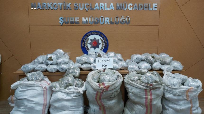 İzmir'de kamyonda 203 kilo 950 gram esrar ele geçirildi